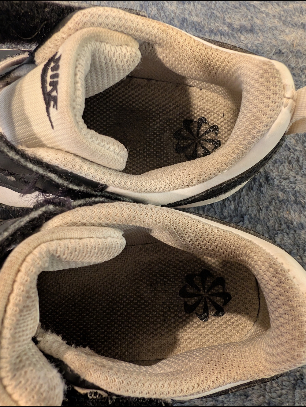 Nike Kids Size 9 Black and White Low-Top Sneakers with Hook-and-Loop Strap - Picture 5 of 6